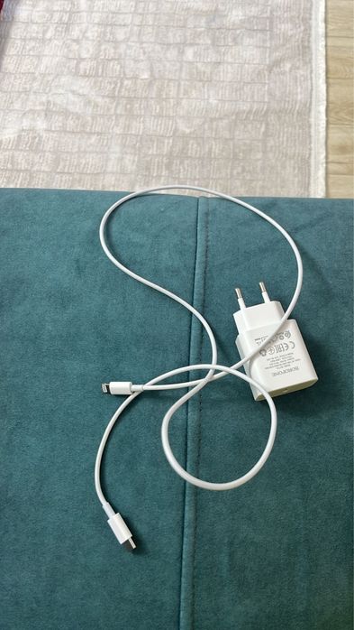 Продам зарядку на IPHONE 13