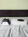 Xbox series s + 2 controllere si acumulatori