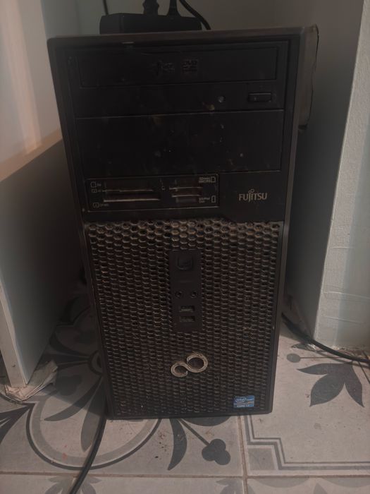 Компьютер Fujitsu с монитором Samsung