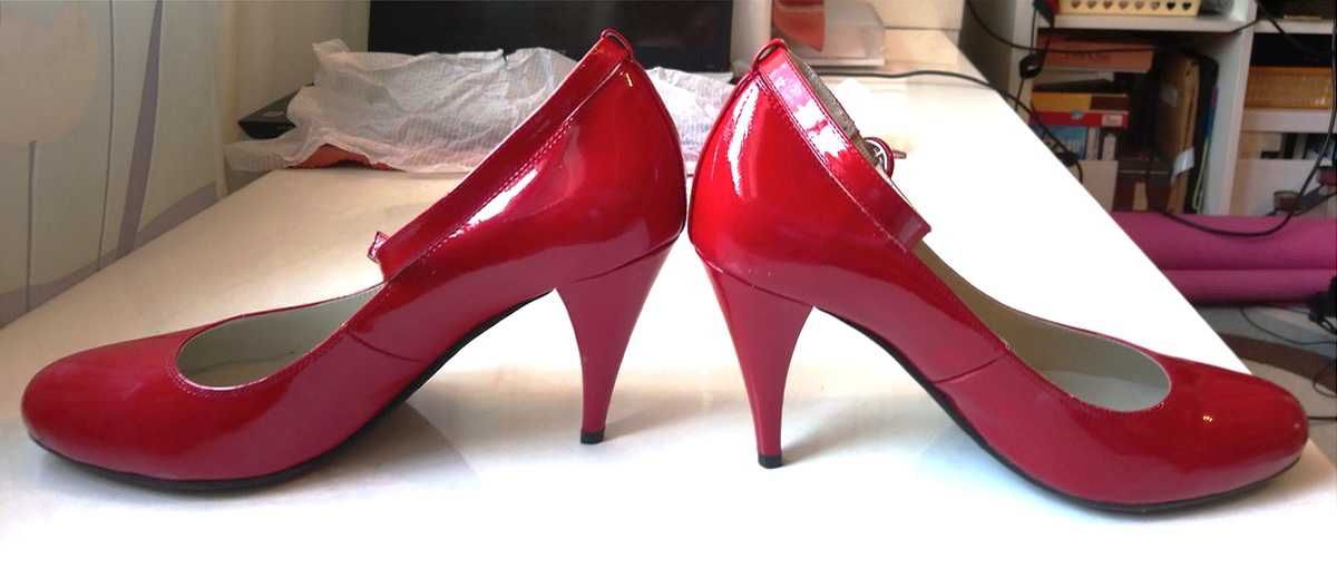 Туфли красные, нарядные, Италия 39р с ремешком вокруг щиколотки