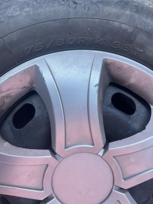 Patru roți cu jante tablă, cauciucuri all season. 175/80 r14