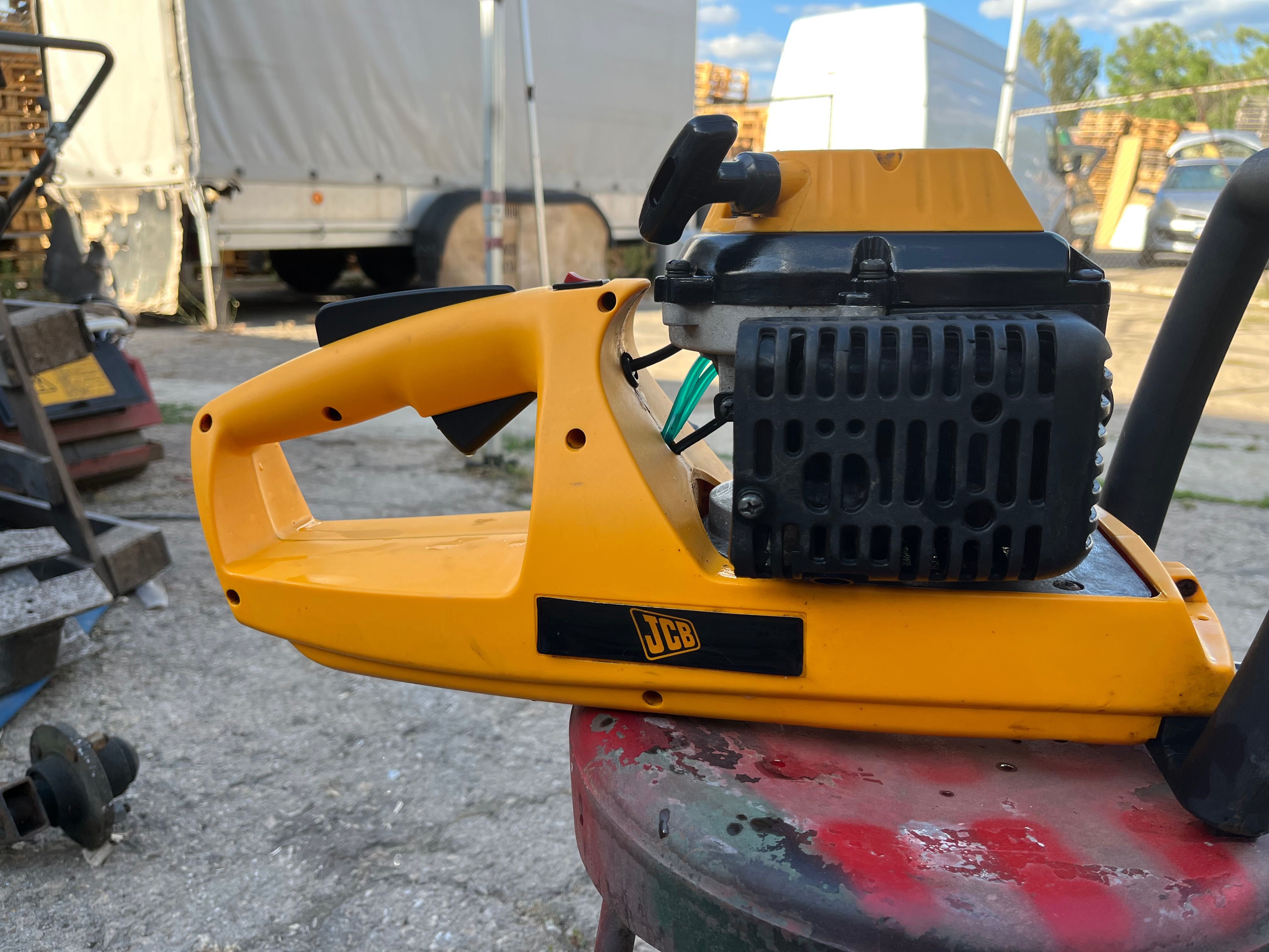 Моторен храсторез  JCB