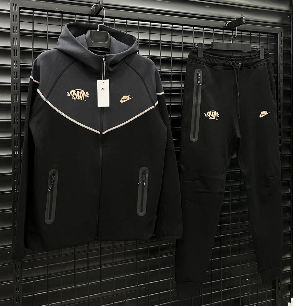 Nike Tech Syna World
