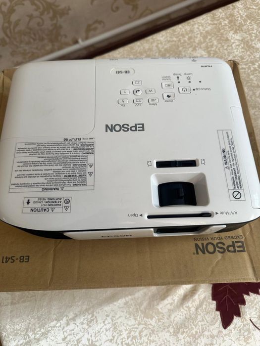 Проектор с экраном