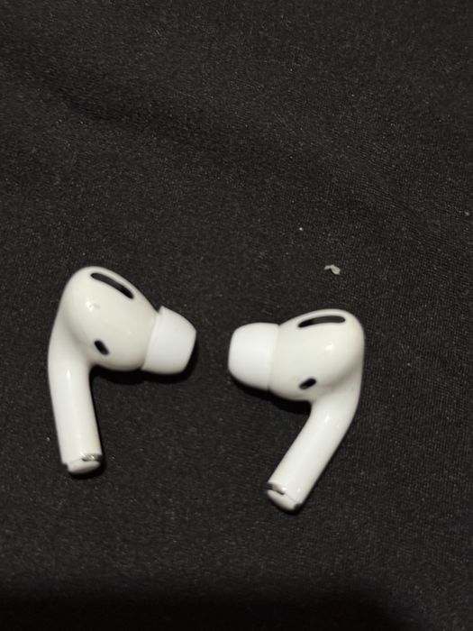 Продам наушники левый ухо и правый ухо от airpods pro 1
