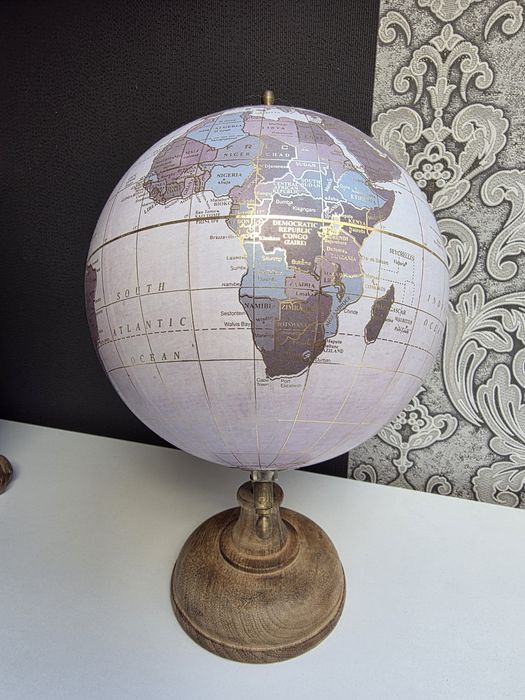 Декоративни лъв и глобус