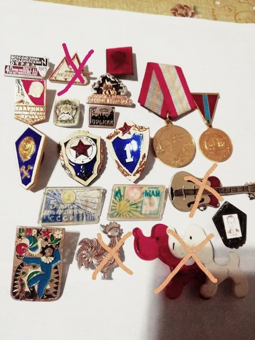 Продаются значки,отличник и 1класс за 5000т