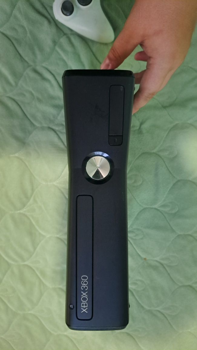 Vând xbox360 cu un joc și 3 controlere