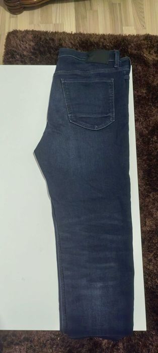 vand 2 perechi de blugi