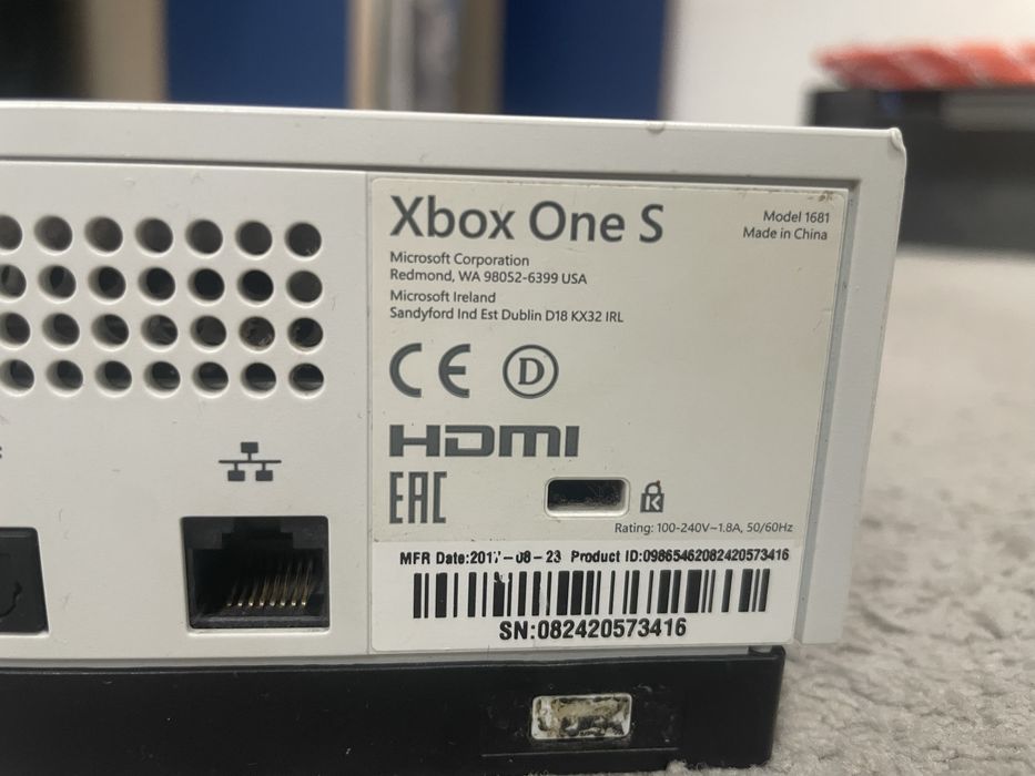 Vand xbox one S,2 manete plus jocuri