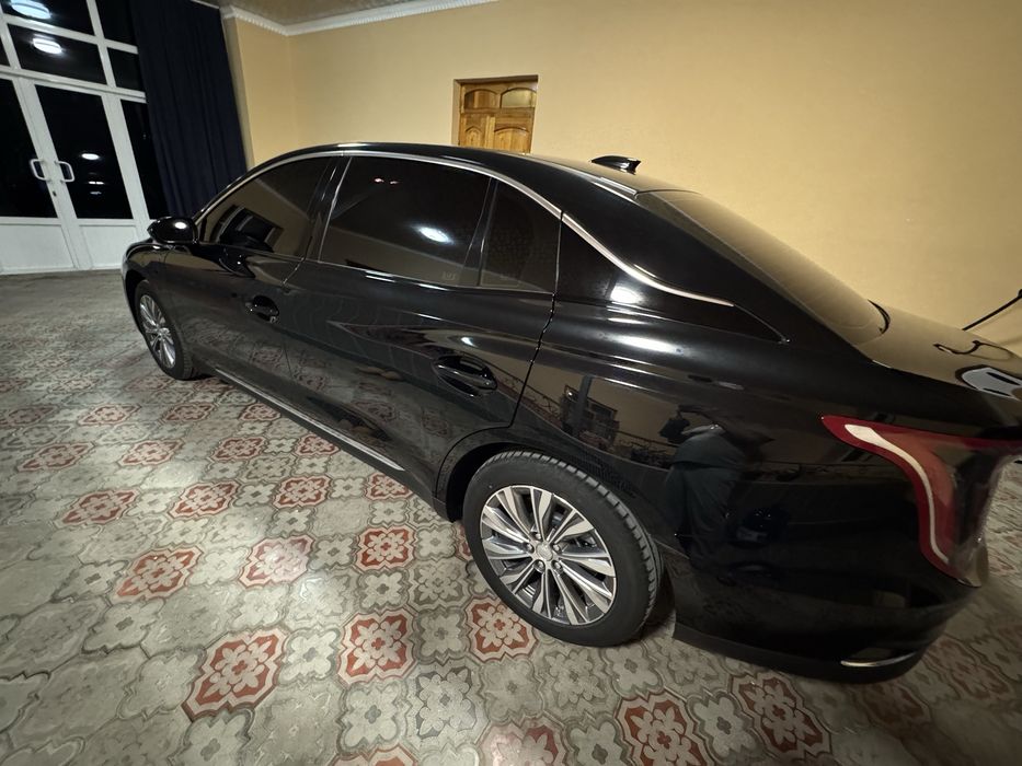 Автомашина Hongqi eqm-5 500 км. Черный цвет. Пробег 18100 км.