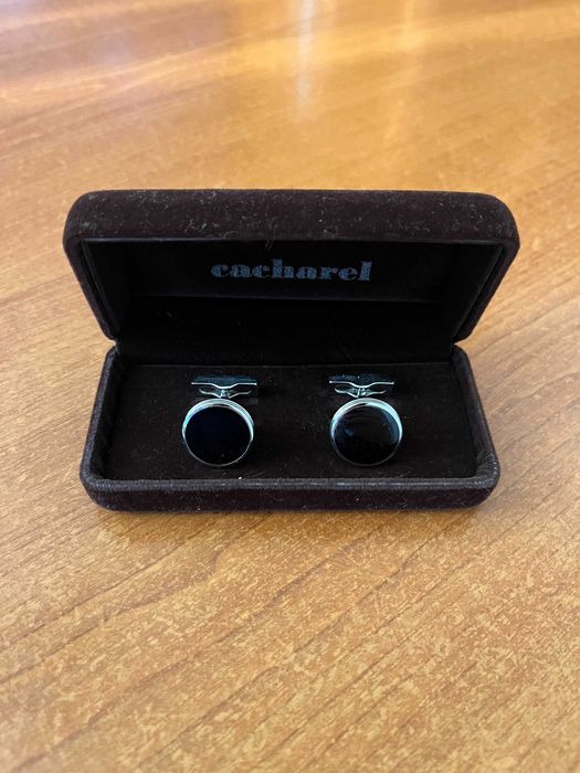 Butoni Cacharel + o pereche de butoni din argint cadou