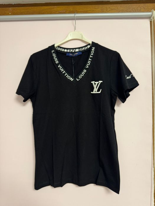 Tricouri de damă și de bărbați diferite mărimi și culori