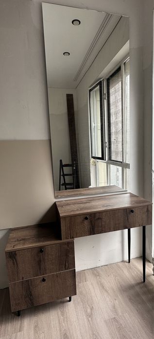 Туалетный столик с зеркалом