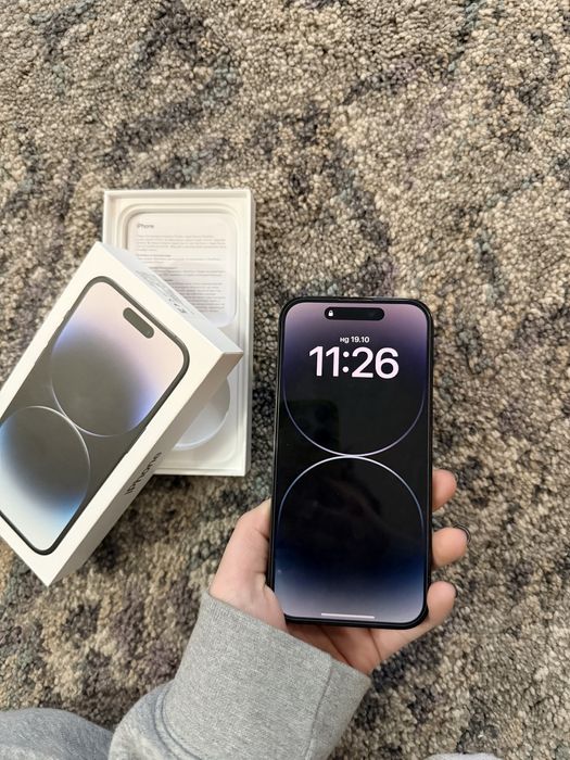 Продавам Iphone 14 pro с подаръци . 5 бр стъклени протектори и калъфи