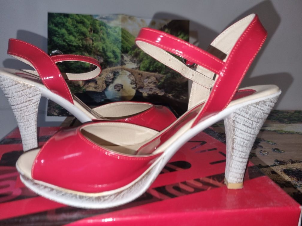 Червени официални обувки на ток