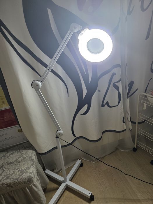 Vând lampa cosmetica nou