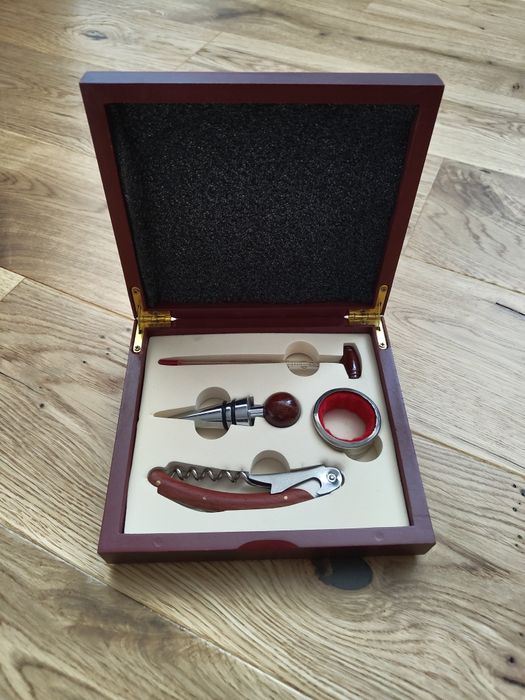 Set accesorii pentru vin - nou, nefolosit, în cutie elegantă din lemn
