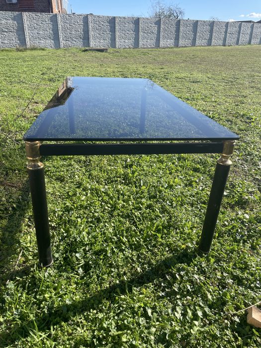 Холна маса със метални крака и стъкло