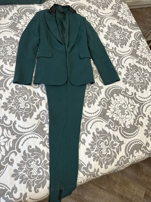 Продам костюмы брючные