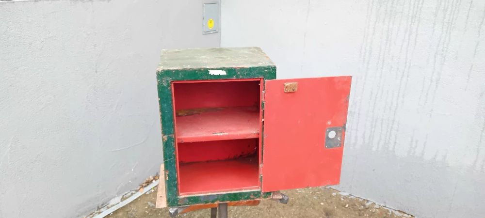 Метална каса за пори, бижута и документи.