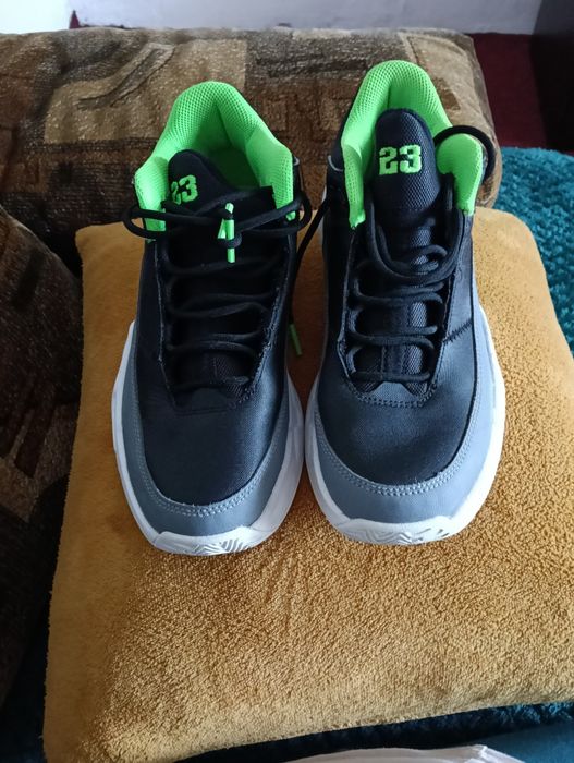 Vând Adidași Jordan