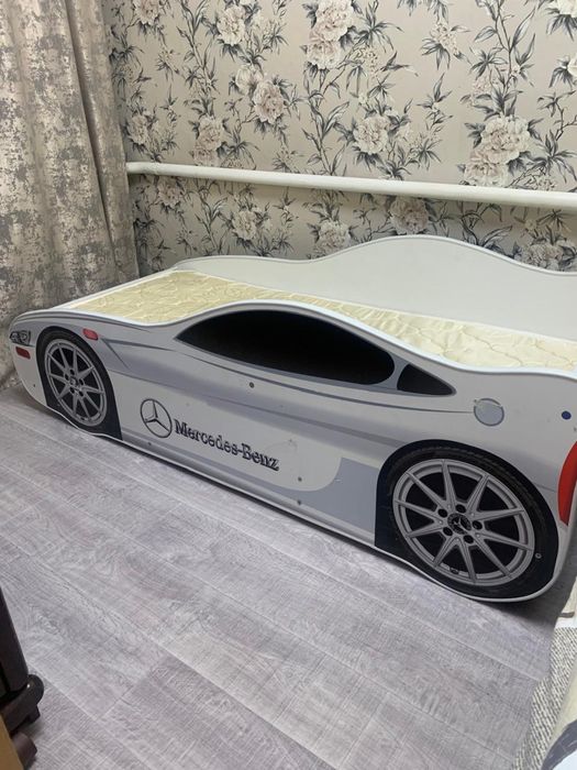 Продаю детскую кровать с матрасом.