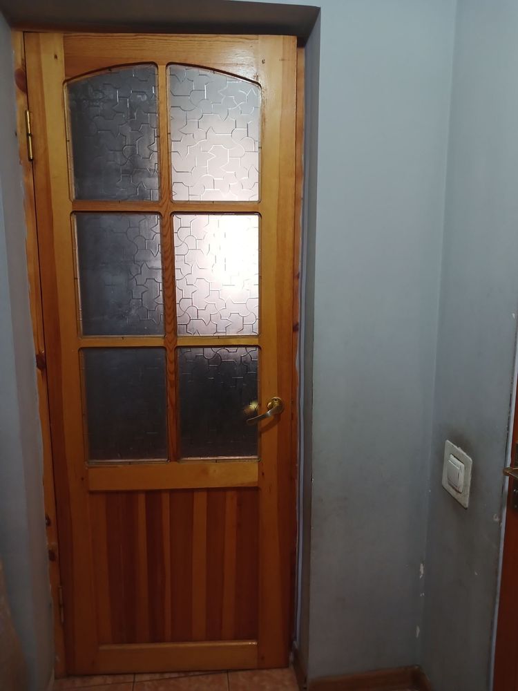 Eshik 4 ta sotiladi b u kelishtirib beraman
