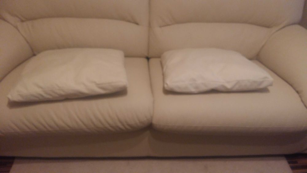 De vanzare 2 perne crem groas pufoase cu fete fermoar pot fi spalate