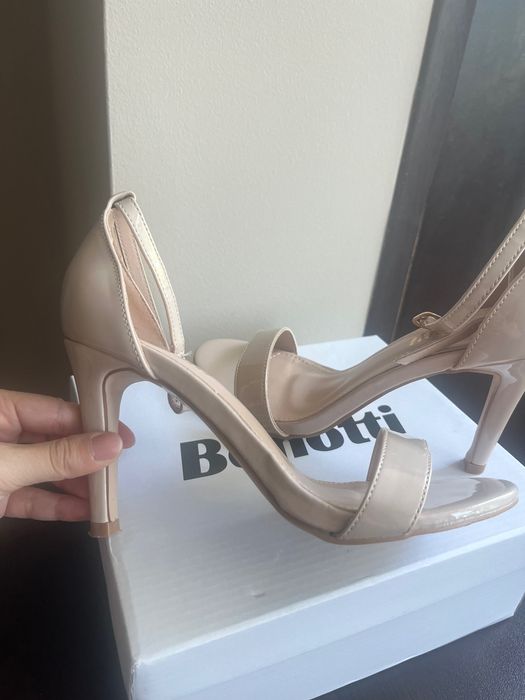 Бежави обувки на ток 35 номер