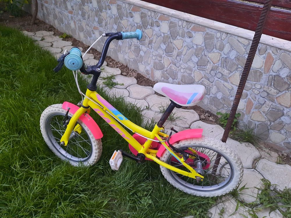 Se vinde : o biciclete pentru fete si vreo 50 bidoane