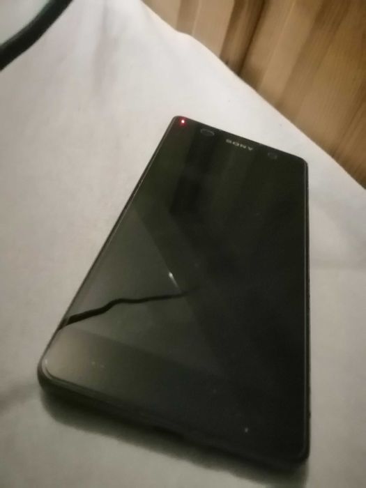 Телефон Sony Xperia E5