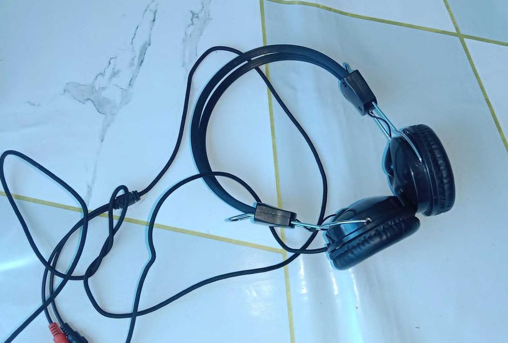 Продам наушники на компьютер новый вовсе не пользовалась за 1500 и мыш