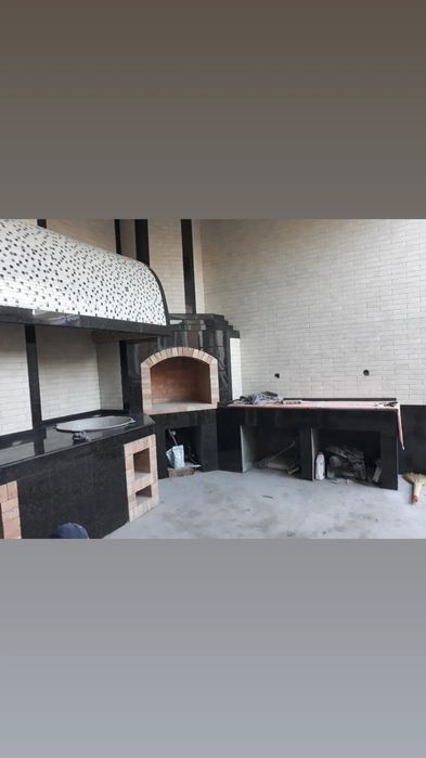 Команда мастеров строит летние кухни, барбекю, очаги