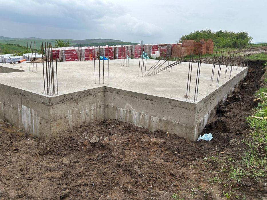 Vand casa la rosu Dezmir