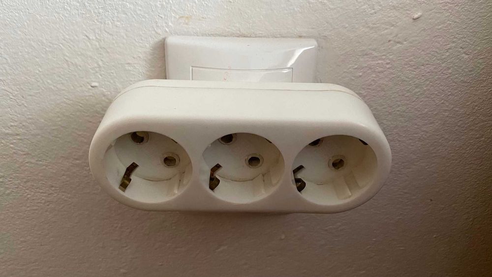 Adaptor triplu cu acces frontal