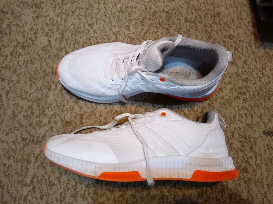 Кроссовки  белые