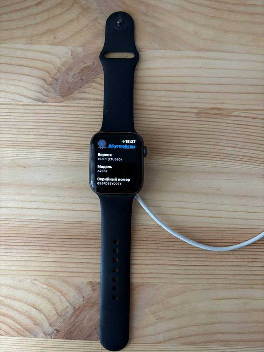Apple Watch SE (44 мм, GPS) в хорошем состоянии