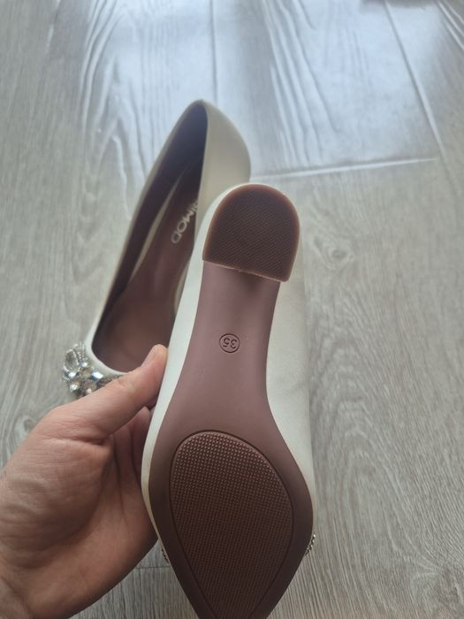 Янги аёллар туфлиси сотилади