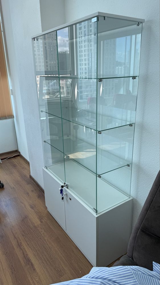Продам витрину стеклянную