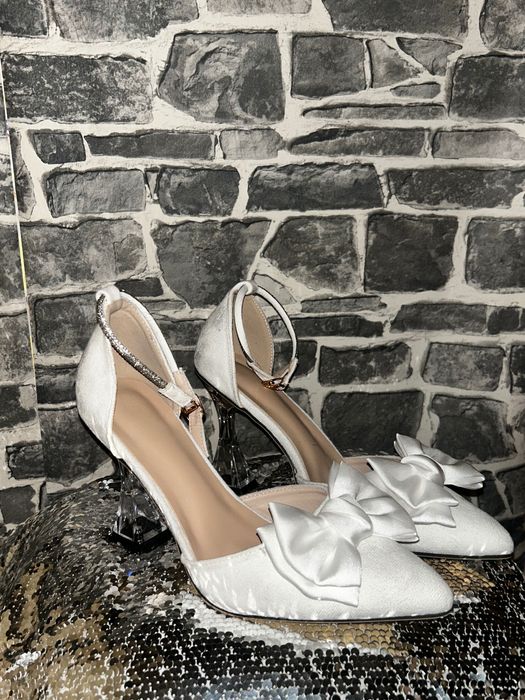 Елегантни дамски обувки на ток