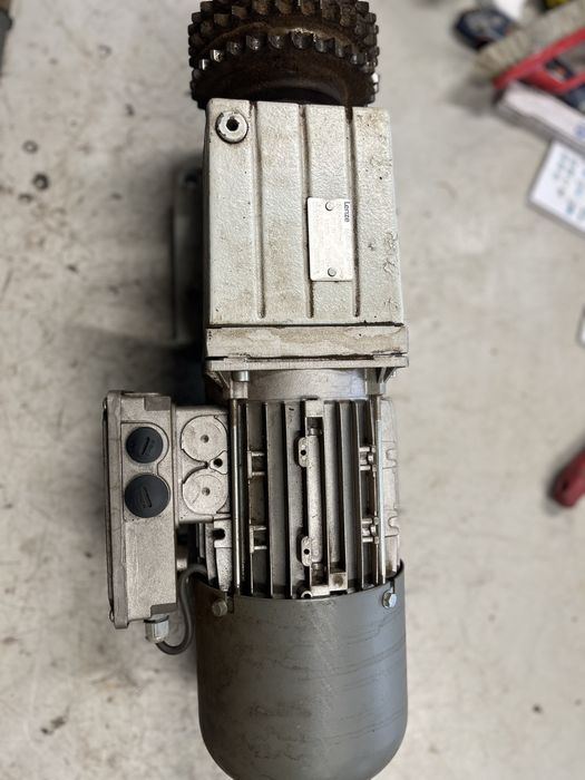 Motor electric cu reductor de 0,37 kw