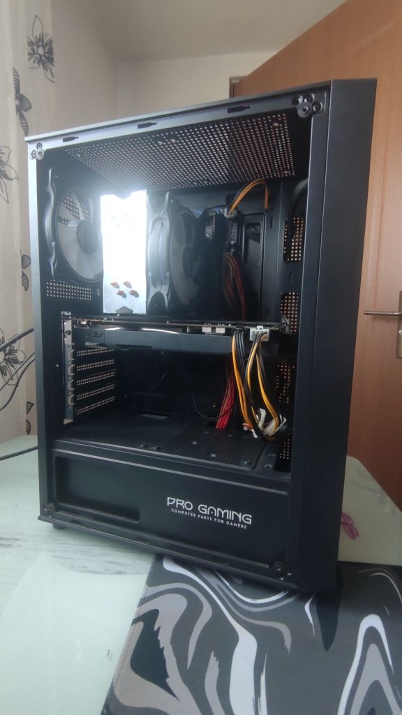 Vând PC gaming impecabil