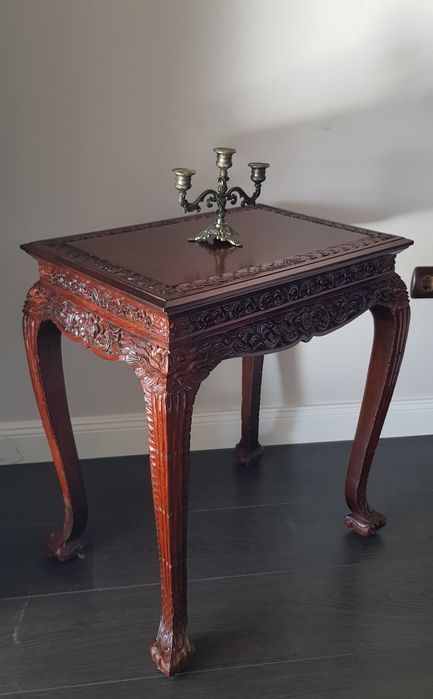 Măsuță veche pentru cafea