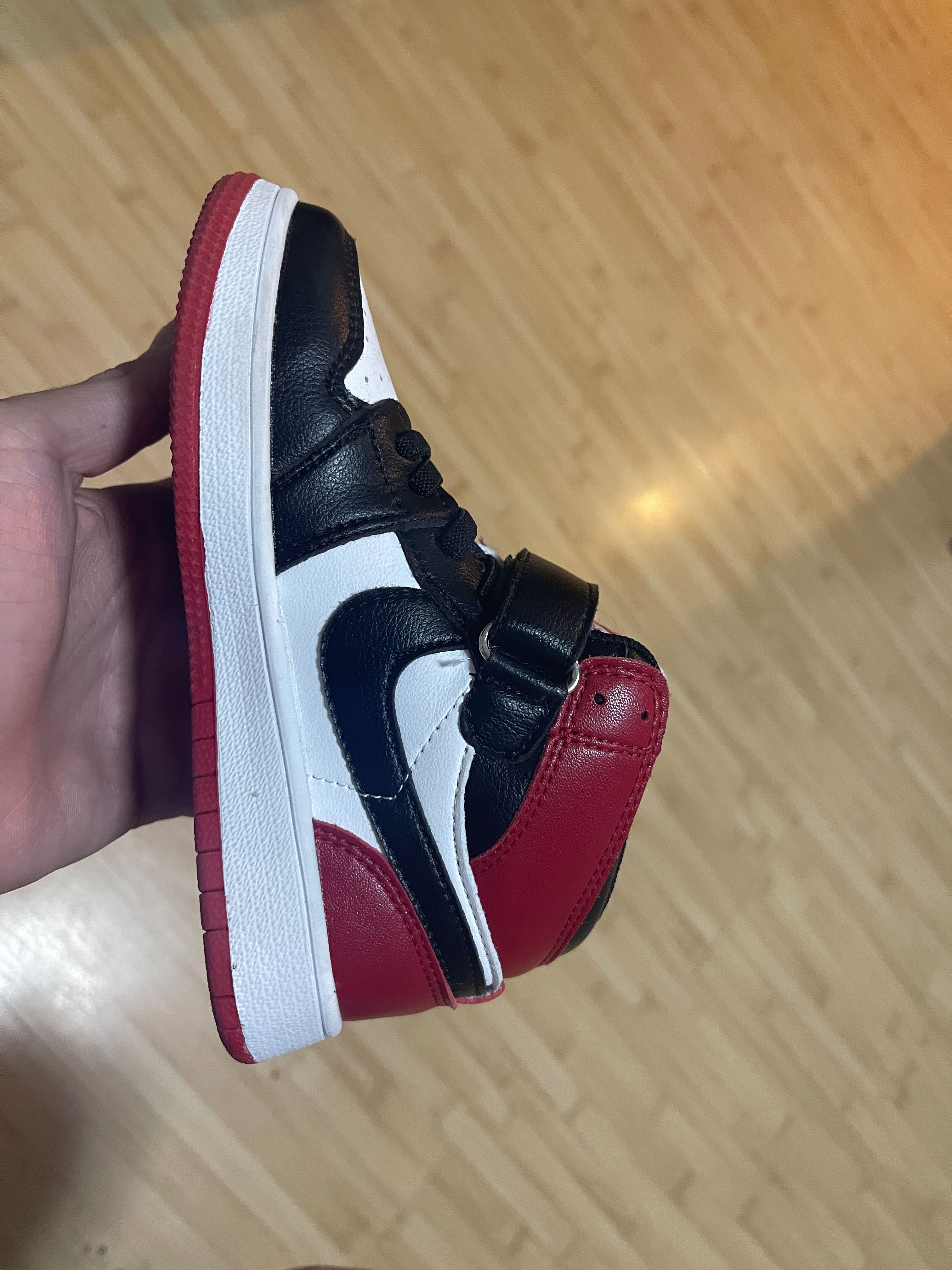 Air jordan 1 Mid Black toe