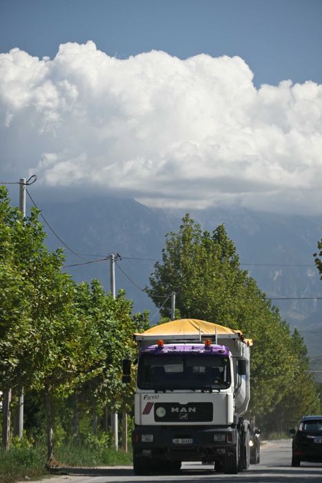 Mecanic auto, reparatii camioane si masini mici.