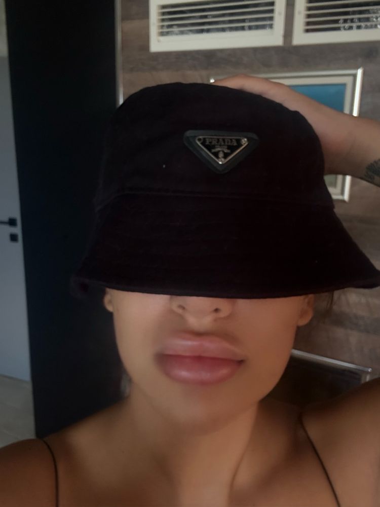 Шапка Prada страхотна е