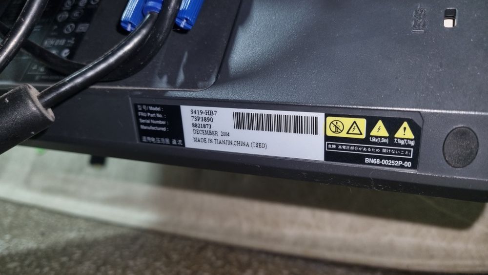 Monitor IBM ThinkVision 19" mufa VGA functional cu prindere VESA