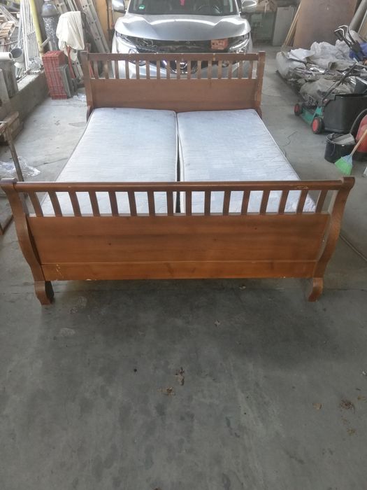 Pat din lemn masiv doua persoane