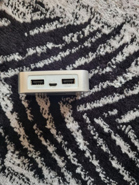 Vând baterie externa hama